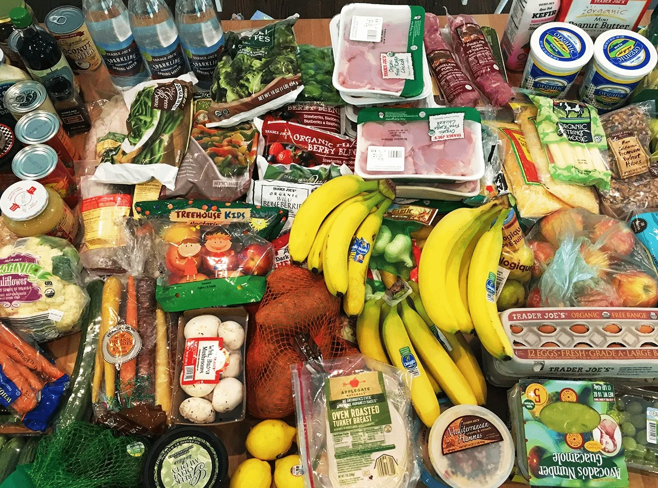 Maletero lleno de comestibles por Isabella J.